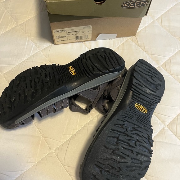 KEEN womens Rose Casual Closed Toe Sandals, never worn. - Picture 2 of 2